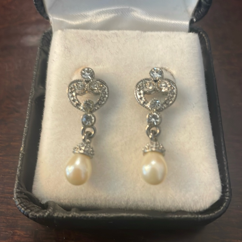 EUC Vintage inspired pearl and cubic zirconia drop earrings